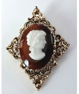 Cameo Brooch Pin Faux Shell in Gold Tone Setting Vintage 1960s - $339.94 MXN