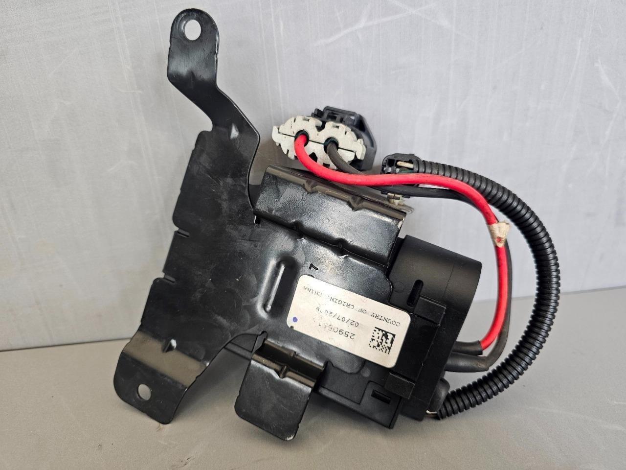 Used Good Condition GM OEM 25956849  Windshield Washer Solvent Heater Assembly Item image 5