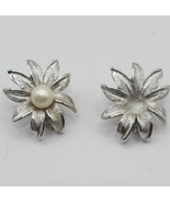 Vintage JudyLee silvertone Faux Pearl Clip on Earrings,  bead off on one... - €43,42 EUR