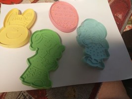 Vtg 4 Hallmark Easter Cookie Cutters Plastic Vg  - $4.95