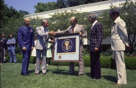 President Gerald Ford presents medal to NASA Apollo astronauts - New 8x10 Photo - £6.95 GBP
