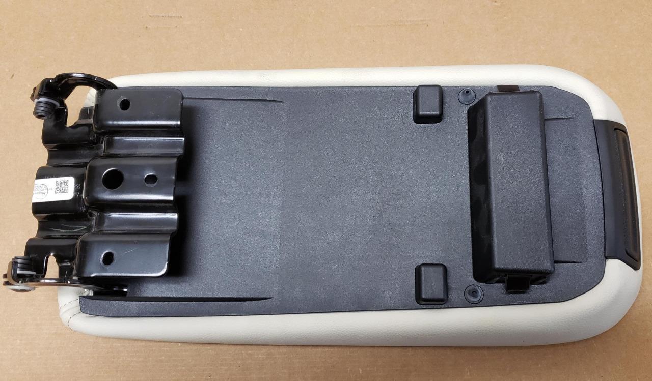 OEM 2014-2019 Chevrolet Impala Center Console Armrest Lid Light Wheat 84045639 Item image 6