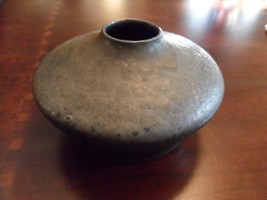 Canadian Pottery Black Vase/Pot Signed Annette *[68] - $864.40 MXN