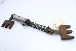 2013 FREIGHTLINER CASCADIA FIFTH WHEEL TRAILER HITCH SHOCK W/ BRACKETS Q8988 image 10