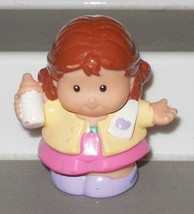 Fisher Price Current Little People Mom with bottle FPLP parent - $94.50 MXN