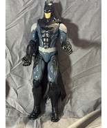 DC Batman Action Figure 12” Spin Master Black &amp; Gray Armor Cape 2019 - $160.46 MXN