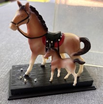 Vintage 3" Plastic Tan Horse &amp; Foal On Base 70's Toy 104-5B Hong Kong - $9.49