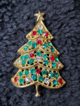 Hedy Hedison Gold Tone Christmas Tree Pin Red Green White Rhinestones Vintage - £19.13 GBP