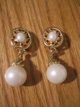 Vintage Pair of Goldtone Pearl &amp; Red Rhinestone Dangle Clip Earrings - £6.59 GBP
