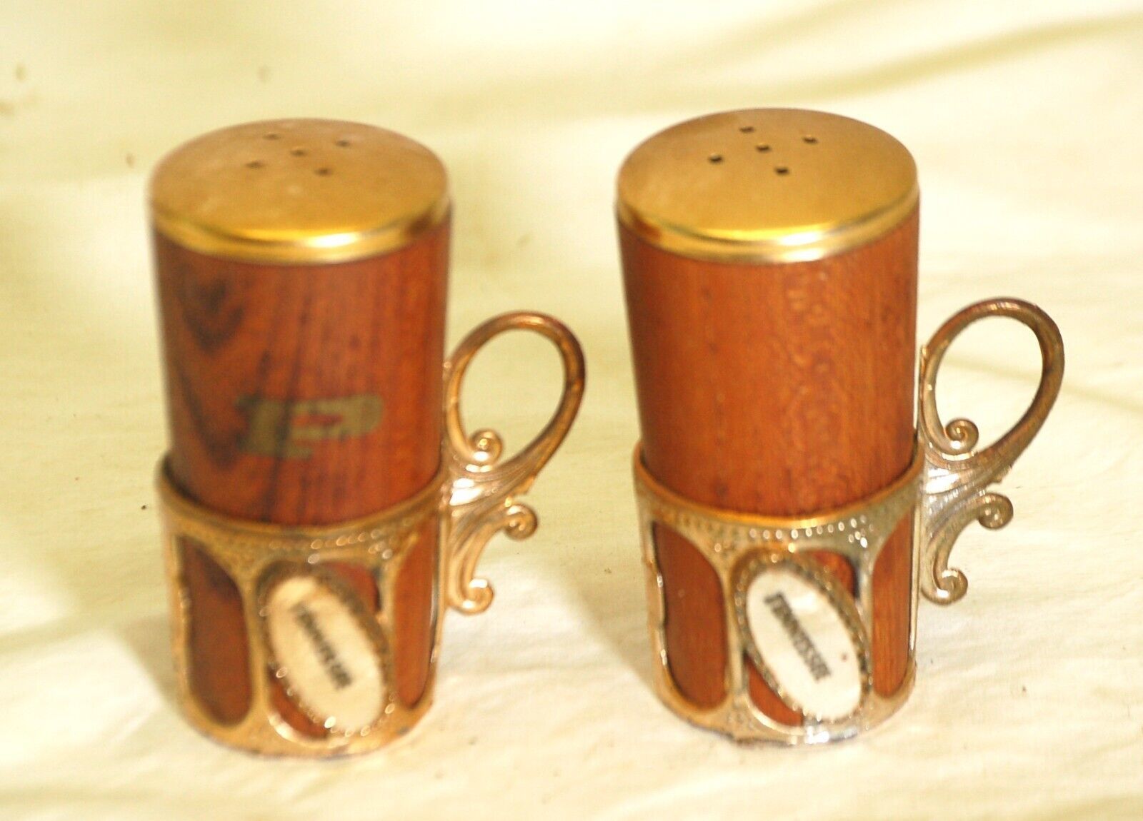 Tennessee Souvenir Salt &amp; Pepper Shakers Metal Lids - $9.89