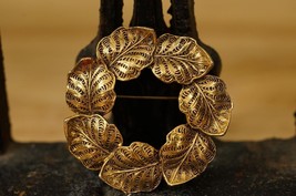 Vintage Costume Jewelry Gold Tone Metal Filigree Leaf Circlet Circle Brooch Pin - £11.91 GBP