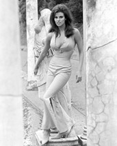 Raquel Welch Busty Sexy B/W Pose By Statue 16X20 Canvas Giclee - $69.99