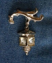 Crystal Rhinestone Christmas Lantern Gold-tone Brooch 1950s vintage 1 5/8&quot; - £10.38 GBP