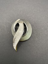 Vintage Trifari 1950s Looped Ribbon Oval W Tail Pin Brooch Brushed Silve... - £13.77 GBP