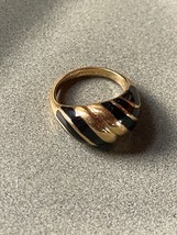 Vintage Avon Signed Black Enamel &amp; Goldtone Swirl Slightly Tapered Domed Ring - £11.90 GBP