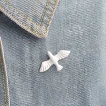 DOVE OF PEACE PIN 1.5&quot; White Enamel Metal Tie Tack Brooch Christian Holy Spirit - £5.44 GBP