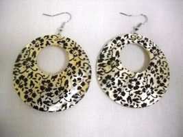 Elegant Black Small Flowers Print Mop Shell Round Dangling Hoop Fashion Earrings - £3.98 GBP