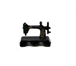 Dollhouse Miniature Metal Black Sewing Machine Vintage 1.5&#39;&#39; x 1&quot; height - £4.64 GBP