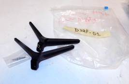 Vizio D32F-G1 TV Stand Legs With Screws - $455.32 MXN