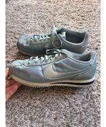 Nike Women&#39;s Cortez Light Pumice Silver Casual Athletic Sneakers SZ 9.5 - €34,34 EUR