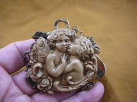 (CL70-7) 2 CHERUBS angels hug brown CAMEO round brass Pin Pendant Jewelry brooch - £28.00 GBP