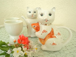 &#39;Set of Two Vintage Asian Cat-Shaped White China Single Serve Teapots &amp; Cups - £33.65 GBP