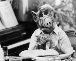 Alf 8X10 Photo Holding Cat By Piano Tv Show - £7.67 GBP