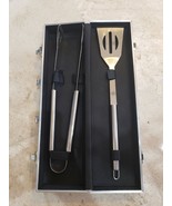 STAINLESS STEEL 2 PIECE BAR-B-QUE SET W/ TONGS AND SPATULA IN ALUMINUM C... - $462.38 MXN