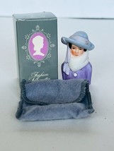 Avon Porcelain Thimble Fashion Silhouettes Cameo Bust box Figurine 1942 ... - $17.77