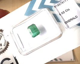 IGI sealed and certificied Emerald Gemstone - authentic gems - zilver kist - $800.00