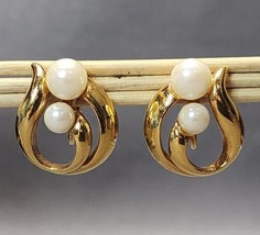 Vintage Avon Faux Pearl Gold-tone Swirl Clip-on Earrings Estate Costume Jewelry - £14.99 GBP