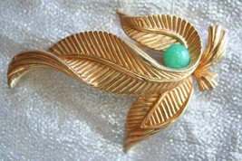 Elegant Gold-tone Leaves with Aventurine Brooch 1970s vintage  2 1/2&quot; - £11.22 GBP