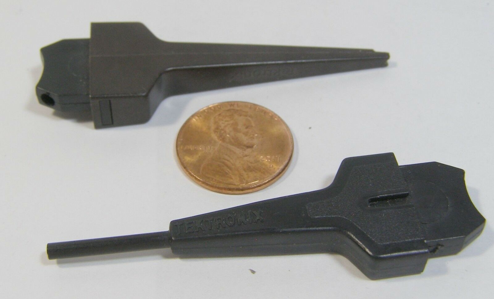 TEKTRONIX / OTHER 2 COUNT BLACK GRABBER CLIPS  A-128 - $5.99