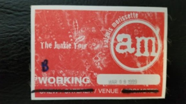 ALANIS MORISSETE - 1999 ROSEMONT, ILLINOIS ORIGINAL CLOTH TOUR BACKSTAGE... - $190.36 MXN