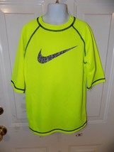 Nike Snug Fit Neon Yellow Short Sleeve Size M Boy&#39;s NWOT - $343.74 MXN