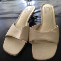 women&#39;s cream shoes size 7.5 by CL Chinese Laundry beautiful condition - £19.54 GBP