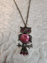 Vintage Metal &amp; Pink Stone Owl Pendant Long Chain Necklace.  28&quot; Chain - $337.63 MXN