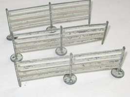 VINTAGE METAL FENCE - 5 1/2&quot; X 1 3/4&quot; SECTION MISSING ONE  BASE - SR38 - £2.43 GBP