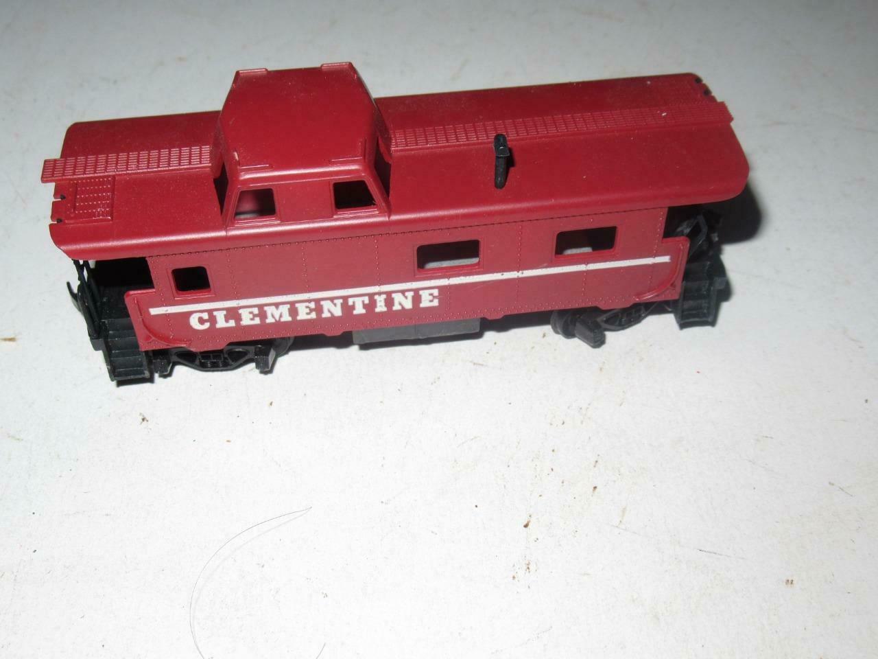 HO -  TYCO -  CLEMENTINE CABOOSE- LATCH COUPLERS- EXC- SR39 - $3.62