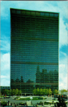 Fountain in United Nations Plaza in front of Secretariat Bldg  New York Postcard - £4.40 GBP