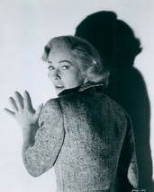 Vera Miles 8X10 Photo Cowering In Fear Psycho - £7.66 GBP