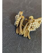 Pair Of Vintage Grand Trifari Gold Tone And Faux Pearl Screw Back Earrings - €21,30 EUR