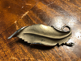 1x Vintage Lady Remington Leaf Brooch / Pin - £10.11 GBP