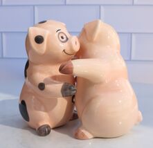 Ebros Ceramic Farm Love Babe Porky Pigs Couple Dancing Salt &amp; Pepper Sha... - $310.42 MXN