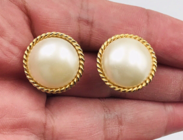 Vintage Marvella Gold Toned Round Faux Pearl Cabochon Earrings w/ Rope Edges - £7.46 GBP