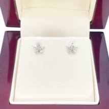 18ct White Gold Tiny Floral Children&#39;s Earrings 5.5mm Width - $2,943.15 MXN