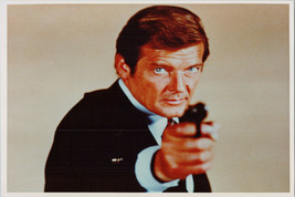 Roger Moore points gun in classic Bond pose The Spy Who Loved Me 8x10 photo - £9.62 GBP
