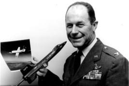 Charles Yeager Flying Ace Holding Model X-15 &amp; Bell X-1 4X6 Photograph Reprint - £6.26 GBP