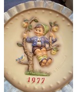 VINTAGE GOEBEL M. J. HUMMEL 1977 ANNUAL COLLECTORS PLATE APPLE TREE BOY - $29.87 CAD