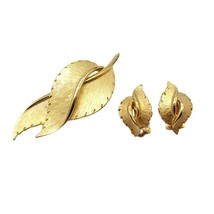 Matte Gold Tone Matching Leaf Brooch Clip Earring Set Vintage Mid Century - £18.91 GBP